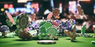 Tampilan meja Andar Bahar di pentol bet dengan dealer dan kartu yang terbuka